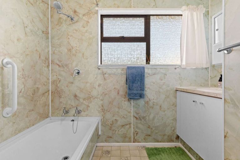 Photo of property in 8 Aquarius Drive, Kawaha Point, Rotorua, 3010