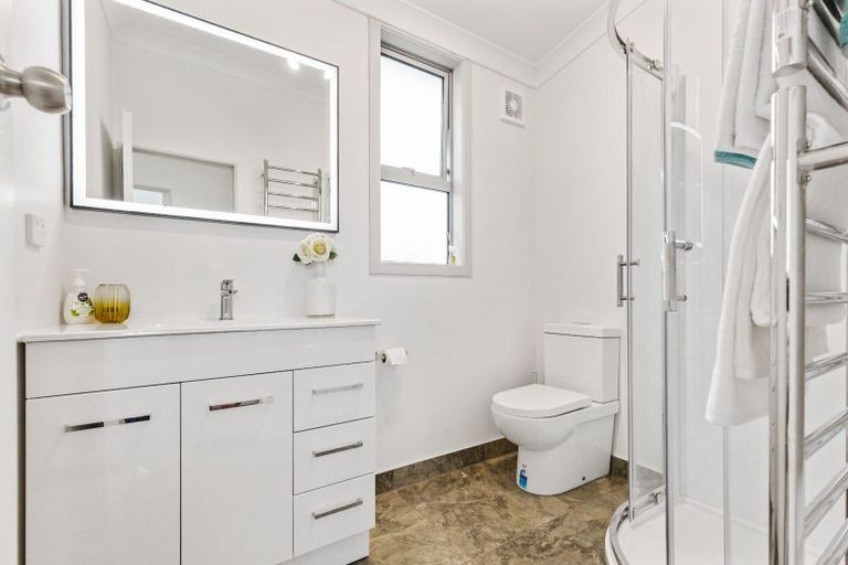 Photo of property in 18 Waimumu Road, Massey, Auckland, 0614