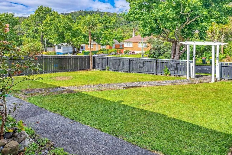 Photo of property in 17 Boyd Grove, Naenae, Lower Hutt, 5011