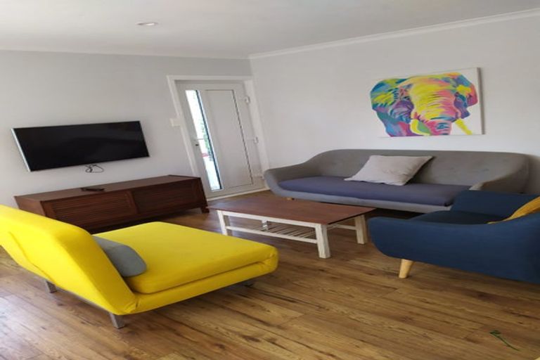 Photo of property in 2/1 Pemberton Avenue, Bayview, Auckland, 0629