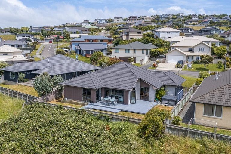 Photo of property in 10 Tararua Close, Aotea, Porirua, 5024