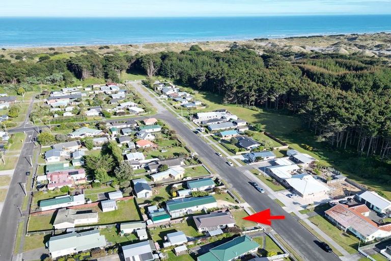 Photo of property in 20 Cousins Avenue East, Foxton Beach, Foxton, 4815