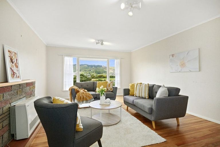 Photo of property in 17 Lane Crescent, Tawa, Wellington, 5028