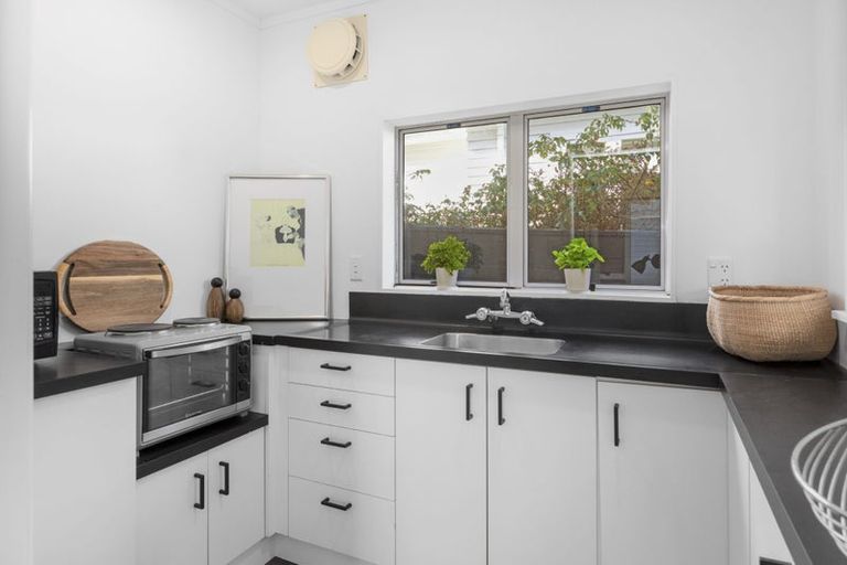 Photo of property in 4 Ashleigh Crescent, Miramar, Wellington, 6022