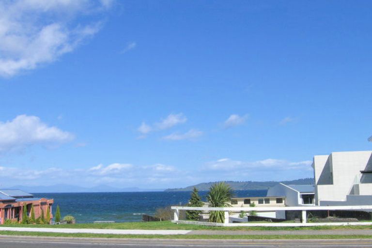 Photo of property in 2/227 Lake Terrace, Waipahihi, Taupo, 3330
