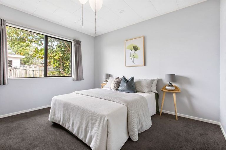 Photo of property in 1/48 Barbados Drive, Unsworth Heights, Auckland, 0632