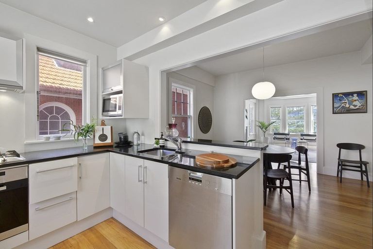 Photo of property in Inverleith Apartments, 3/306 Oriental Parade, Oriental Bay, Wellington, 6011