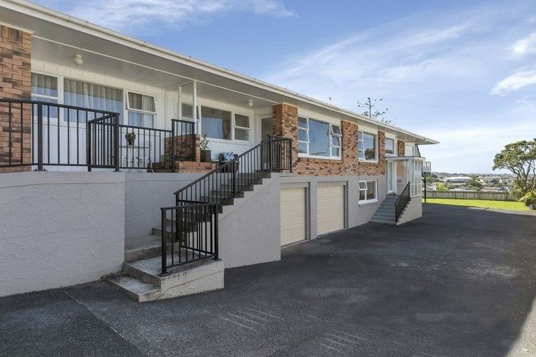 Photo of property in 2/613 Beach Road, Rothesay Bay, Auckland, 0630