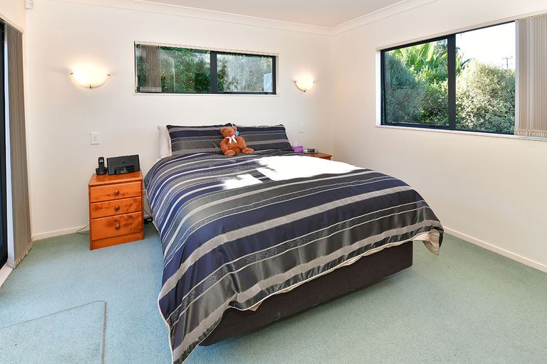 Photo of property in 8 Waldorf Crescent, Orewa, 0931