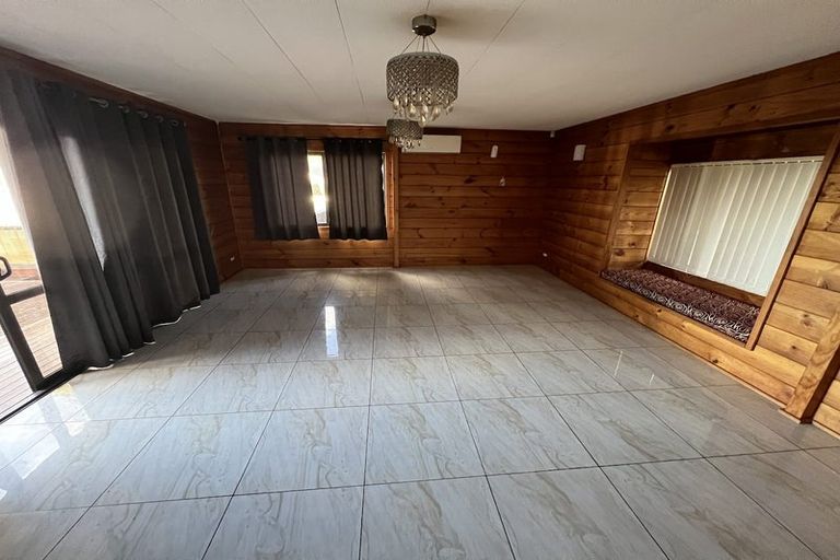 Photo of property in 6 Gardone Terrace, Conifer Grove, Takanini, 2112
