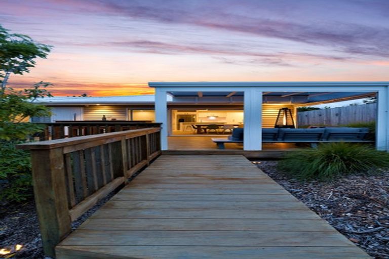 Photo of property in 17 Rauta Way, Helensville, 0800