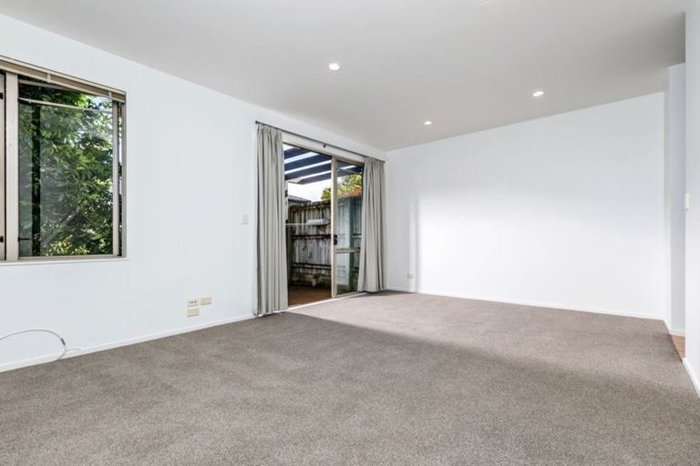 Photo of property in 2/34 Fields Parade, Oteha, Auckland, 0632