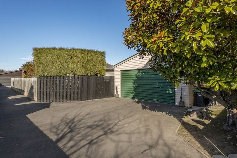 Photo of property in 32 Farquhars Road, Redwood, Christchurch, 8051
