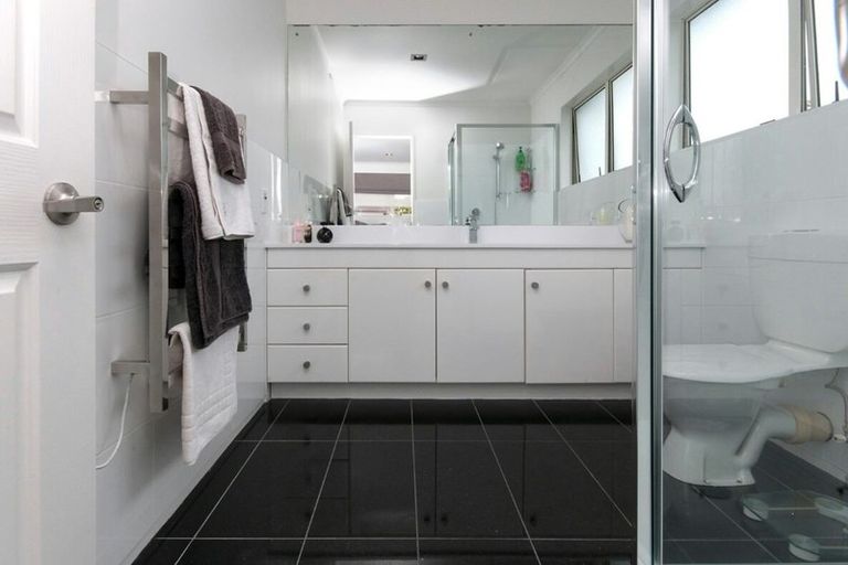 Photo of property in 2/21 The Esplanade, Eastern Beach, Auckland, 2012