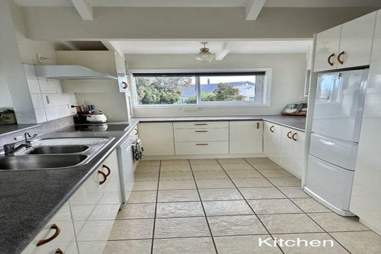 Photo of property in 81 Luckens Road, West Harbour, Auckland, 0618