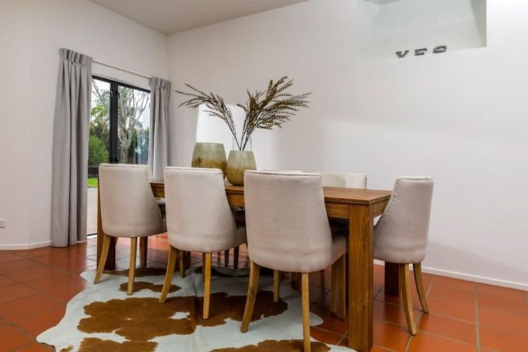 Photo of property in 28 Oakford Park Crescent, Greenhithe, Auckland, 0632