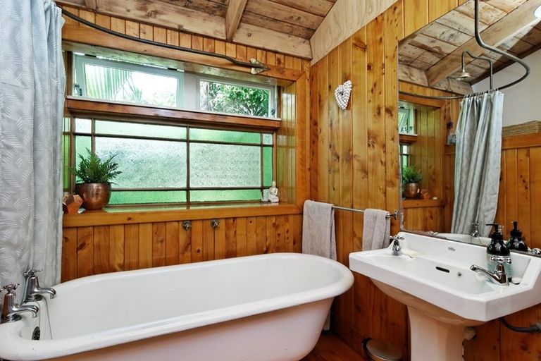 Photo of property in 5 Rayner Road, Piha, New Lynn, 0772