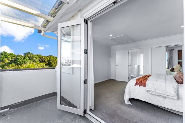 Photo of property in 11f Clearwater Cove, West Harbour, Auckland, 0618