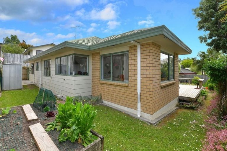 Photo of property in 4b Greta Place, Stanmore Bay, Whangaparaoa, 0932