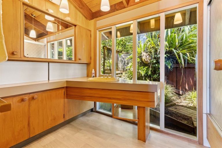 Photo of property in 13 Quinns Road, Waiatarua, Auckland, 0612