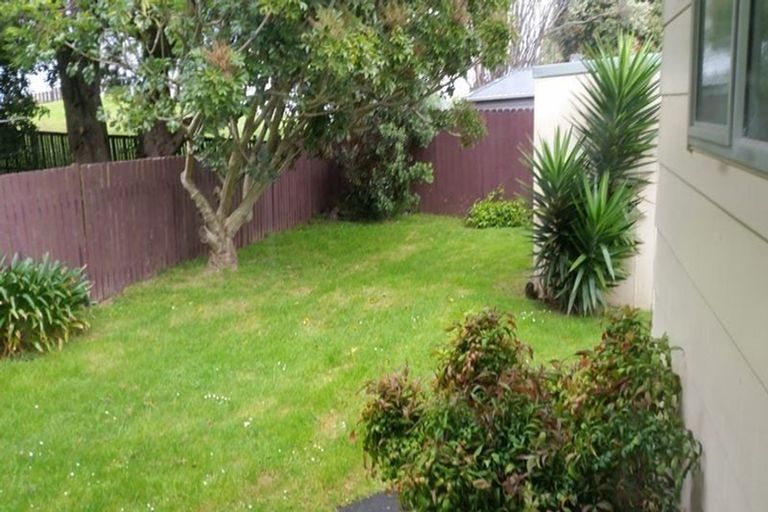 Photo of property in 2/20 Challen Close, Conifer Grove, Takanini, 2112