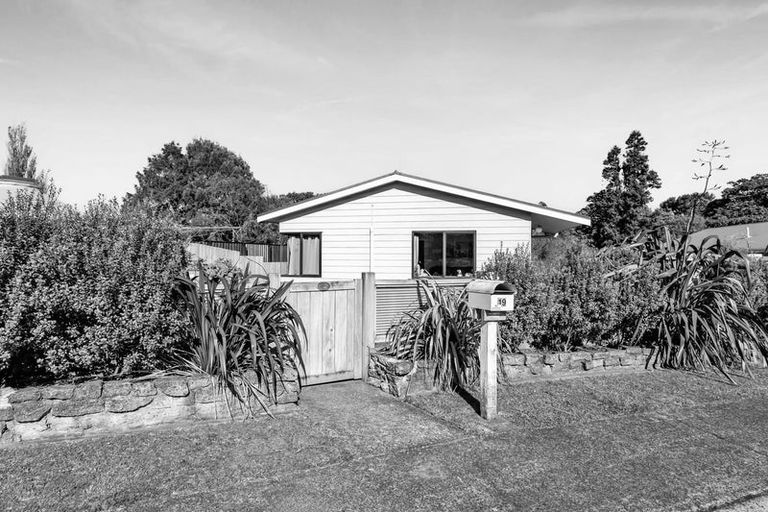 Photo of property in 19 Chartwell Drive, Eltham, 4322