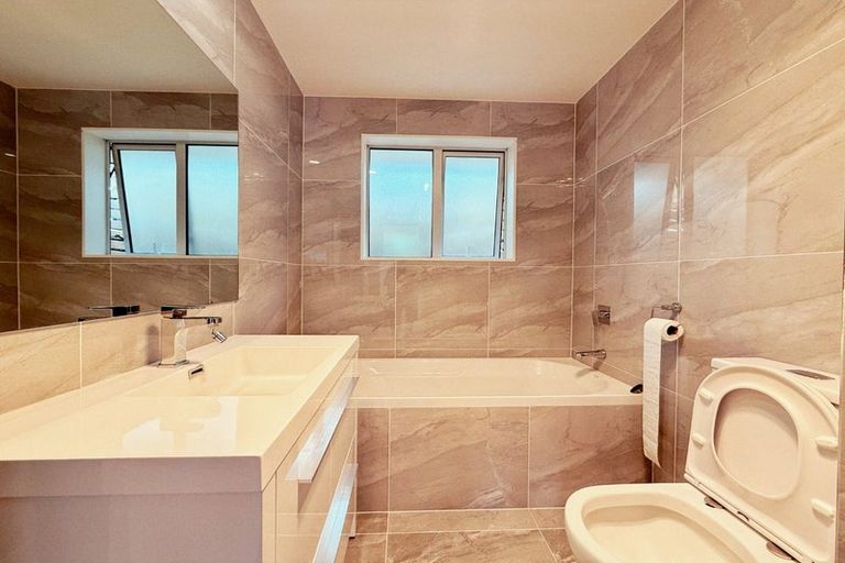 Photo of property in 13 Western Court, Sunnyvale, Auckland, 0612