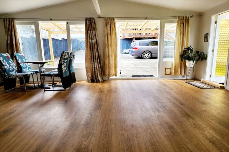 Photo of property in 4 Paton Avenue, Te Atatu South, Auckland, 0610