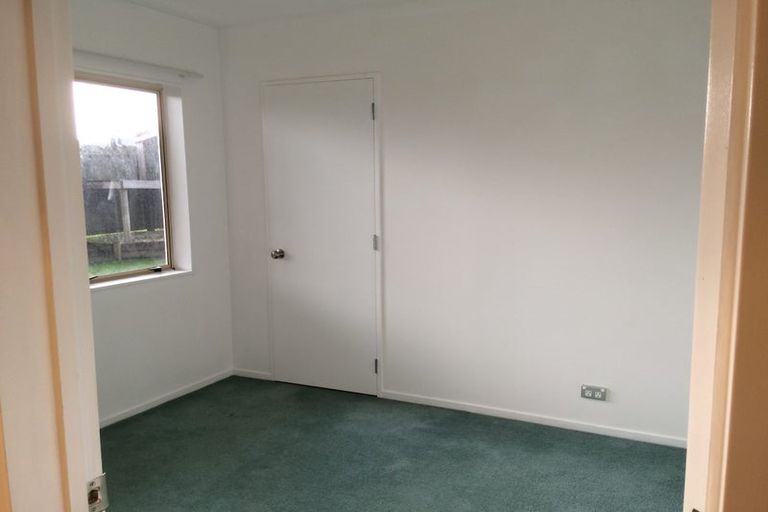 Photo of property in 2/842 East Coast Road, Oteha, Auckland, 0630