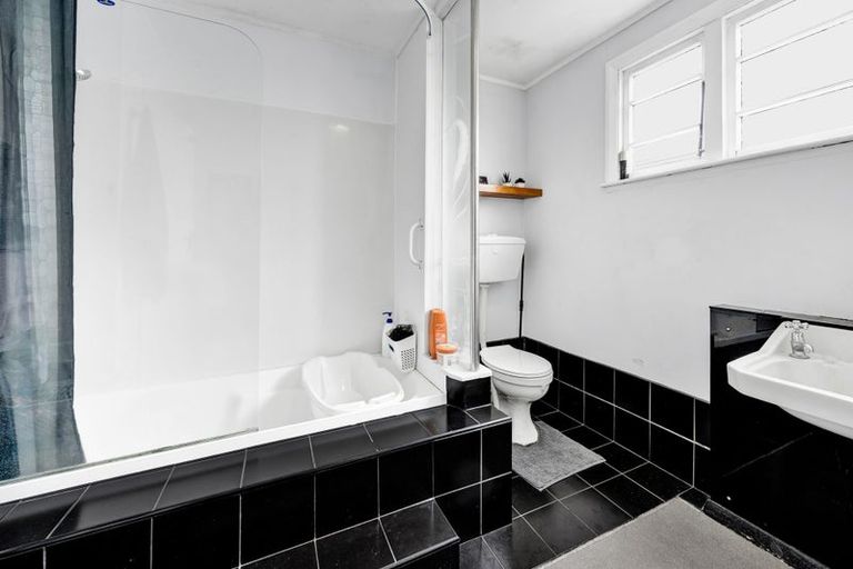 Photo of property in 14 Dives Avenue, Hawera, 4610