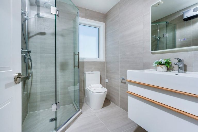 Photo of property in 7b Garadice Road, Rothesay Bay, Auckland, 0630