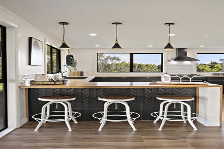 Photo of property in 44b Crosland Road, South Head, 0874