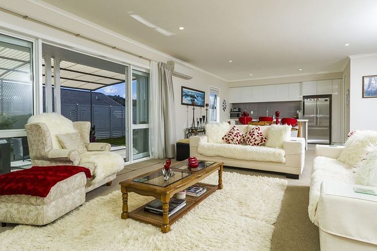 Photo of property in 18 Larmer Drive, Kumeu, 0810
