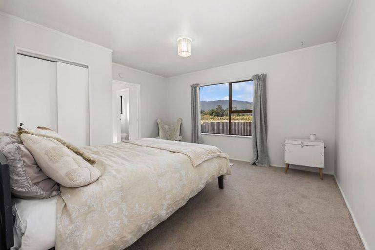 Photo of property in 42 Rutherford Drive, Waikanae Beach, Waikanae, 5036