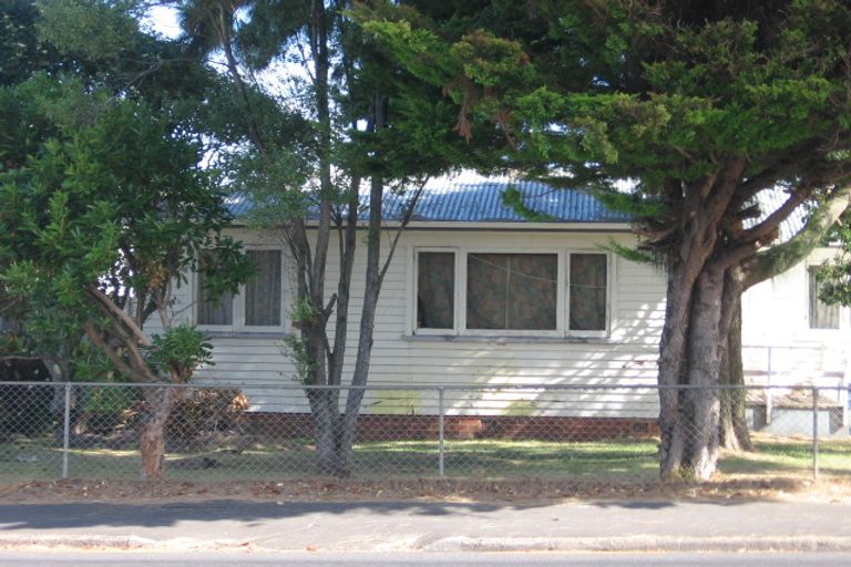 Photo of property in 3246 Great North Road, New Lynn, Auckland, 0600