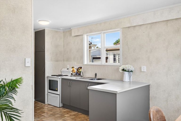 Photo of property in 4 Russell Road, Marewa, Napier, 4110