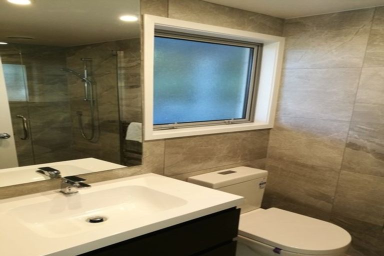 Photo of property in 2/598 Beach Road, Rothesay Bay, Auckland, 0630