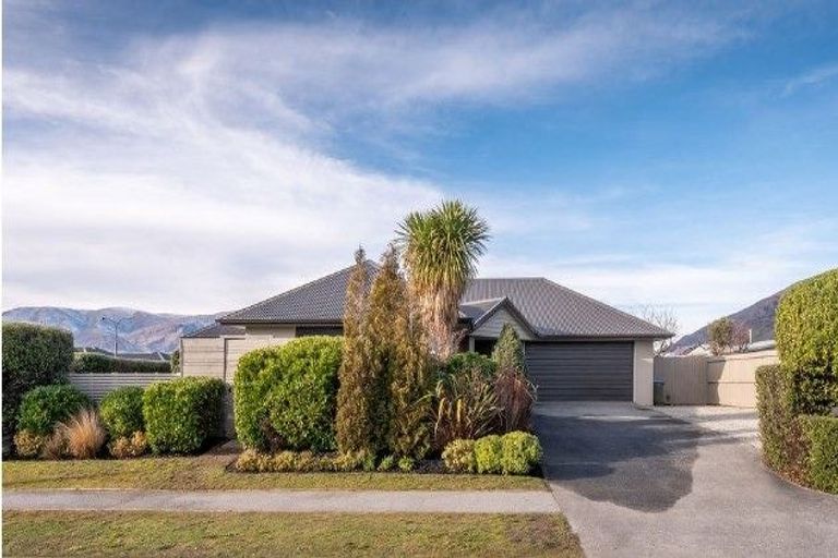 Photo of property in 1 Manorburn Place, Lake Hayes, Queenstown, 9304