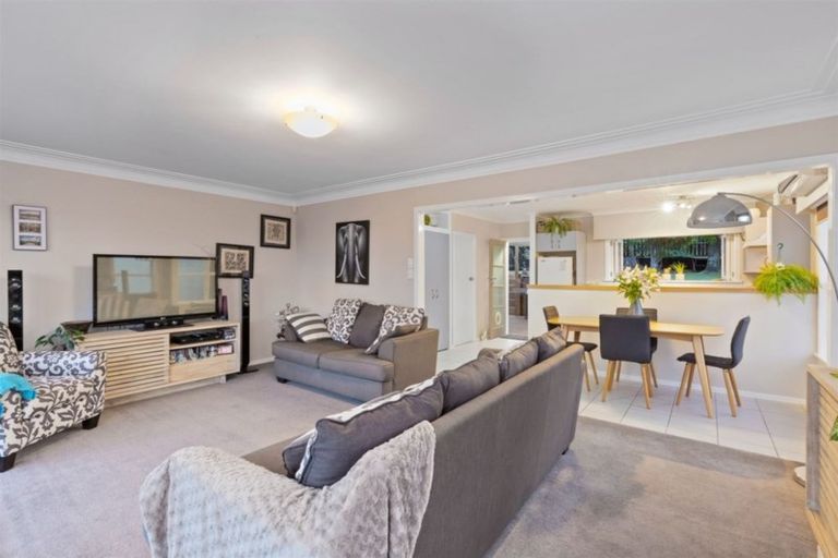 Photo of property in 19 Hartley Terrace, Massey, Auckland, 0614