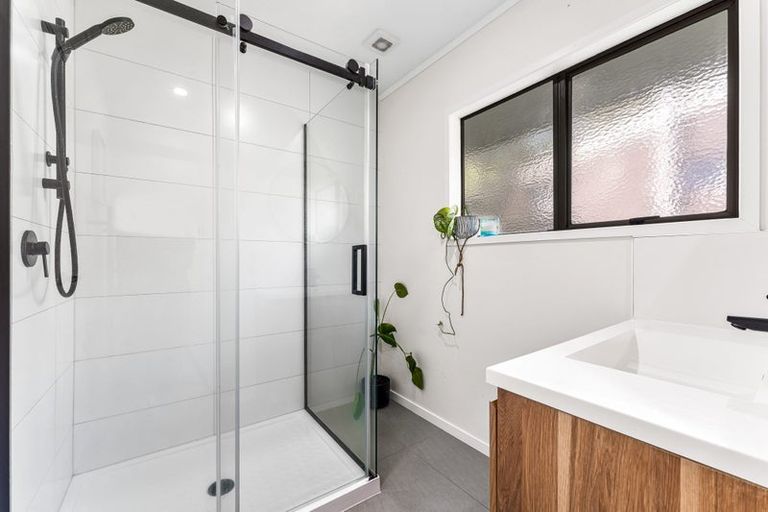 Photo of property in 26b Wade River Road, Stanmore Bay, Whangaparaoa, 0932