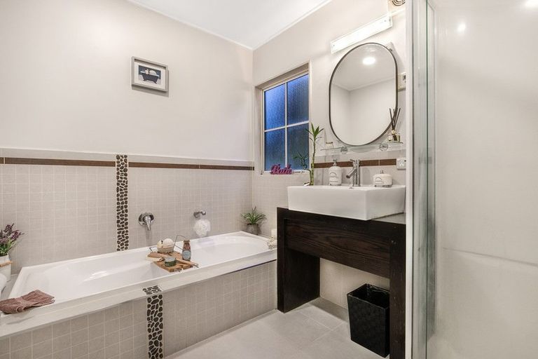 Photo of property in 57a Ribbonwood Crescent, Goodwood Heights, Auckland, 2105