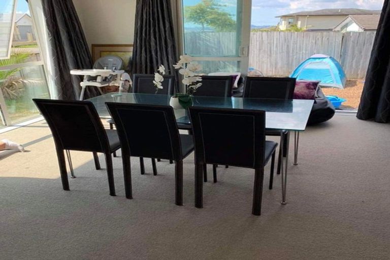 Photo of property in 106 Lake Panorama Drive, Henderson Valley, Auckland, 0612