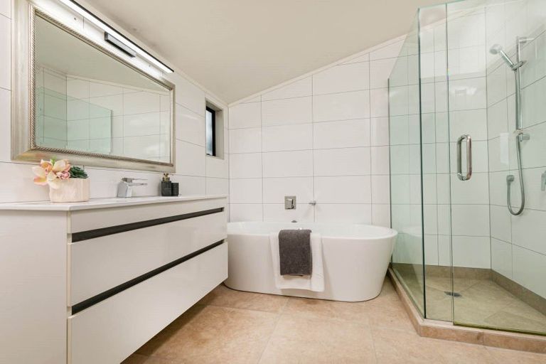 Photo of property in 33 Waipuia Place, Greenhithe, Auckland, 0632