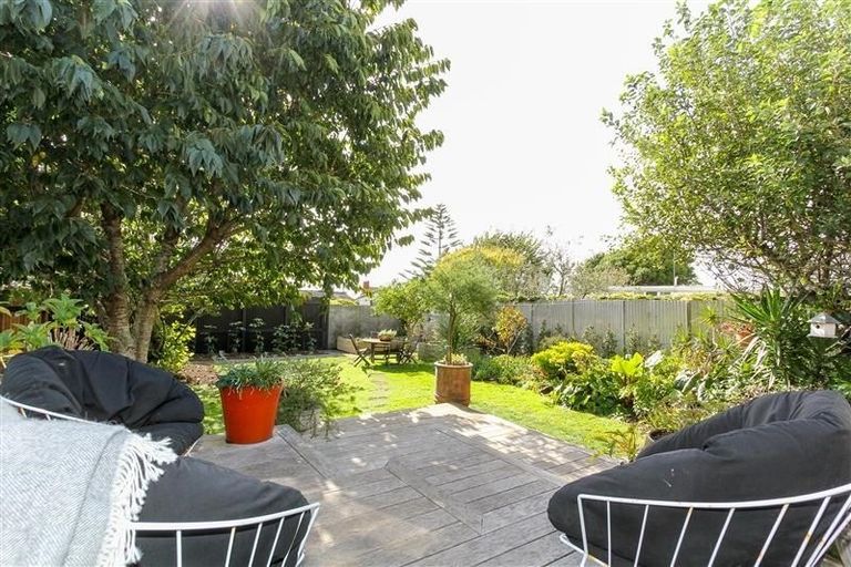 Photo of property in 77 Eliot Street, New Plymouth, 4310