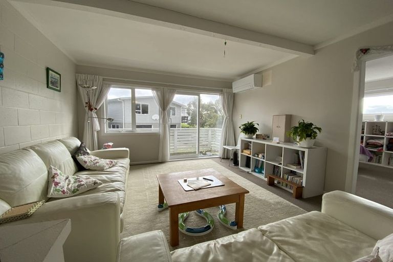 Photo of property in 1/15 Bloomsbury Grove, Newlands, Wellington, 6037