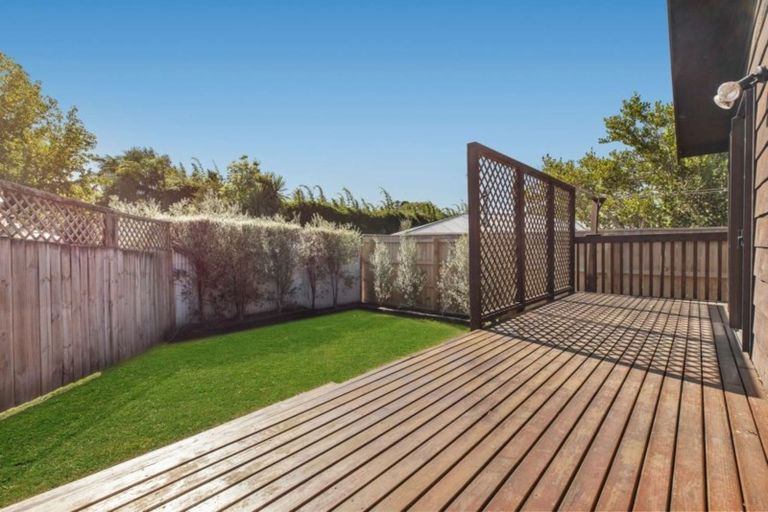 Photo of property in 2/11 Firle Place, Green Bay, Auckland, 0604