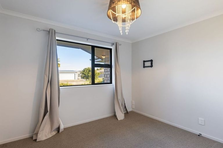 Photo of property in 6 Galea Grove, Kelvin Grove, Palmerston North, 4414