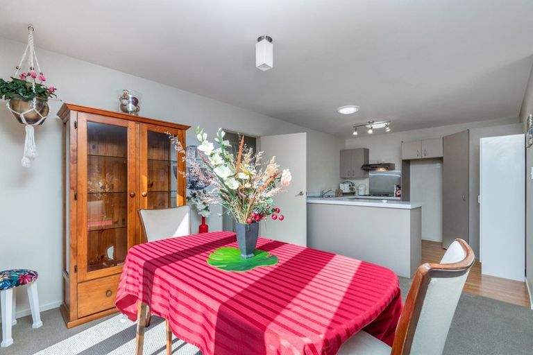 Photo of property in 7a Lyndfield Lane, Newlands, Wellington, 6037