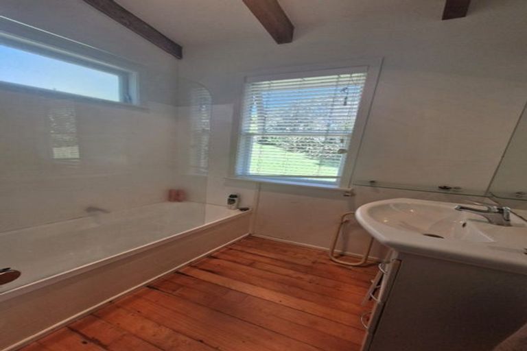 Photo of property in 4 Earl Road, Titirangi, Auckland, 0604