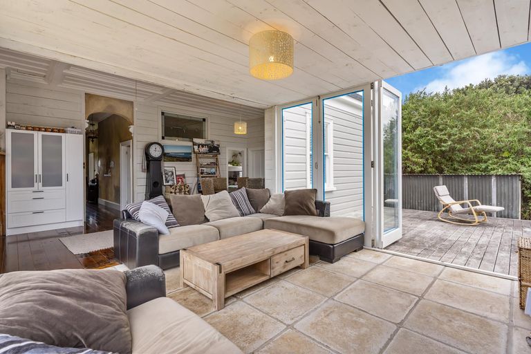 Photo of property in 2 Collingwood Road, Waiuku, 2123